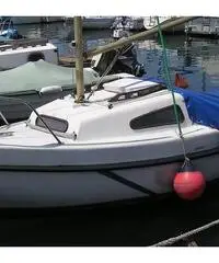 Pilotina a vela Bihannic con motore fuoribordo Pilotina a vela Bihannic con motore fuoribordo