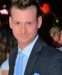 Disponibile come Cameriere per Cenone Capodanno Disponibile come Cameriere per Cenone Capodanno