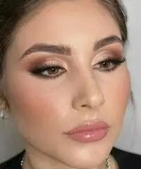 Truccatrice o commessa in negozio di cosmetici Truccatrice o commessa in negozio di cosmetici