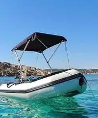 Gommone con motore Gommone con motore
