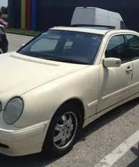 MERCEDES E 200