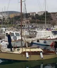 Deliziosa barca a vela in legno di mogano Deliziosa barca a vela in legno di mogano