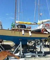 Deliziosa barca a vela in legno di mogano Deliziosa barca a vela in legno di mogano