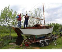 Deliziosa barca a vela in legno di mogano