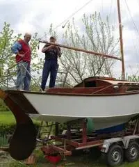 Deliziosa barca a vela in legno di mogano Deliziosa barca a vela in legno di mogano