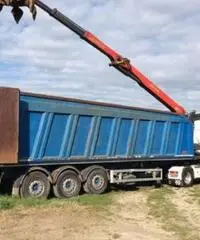 Semirimorchio con gru palfinger da 11m Semirimorchio con gru palfinger da 11m