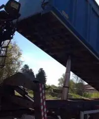 Semirimorchio con gru palfinger da 11m Semirimorchio con gru palfinger da 11m