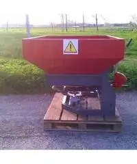 Spandiconcime 800 l.