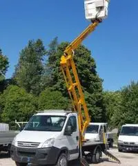 Daily con piattaforma aerea da 19 Mt.