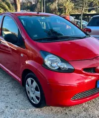Toyota Aygo 1.0 12V VVT-i 5 porte Sol NEOPATENTATI Toyota Aygo 1.0 12V VVT-i 5 porte Sol NEOPATENTATI