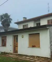 Appartamento al piano terra di abitazione bifamili Appartamento al piano terra di abitazione bifamili