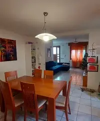 Appartamento al piano terra di abitazione bifamili Appartamento al piano terra di abitazione bifamili