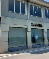 Due locali commerciali con corte interna Due locali commerciali con corte interna