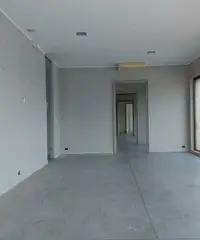 Due locali commerciali con corte interna Due locali commerciali con corte interna