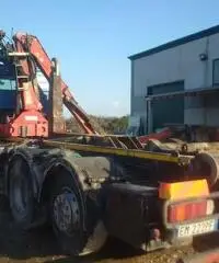 Autocarro Volvo FH 12 420 cv con gru e scarrabile da 20 TON Autocarro Volvo FH 12 420 cv con gru e scarrabile da 20 TON