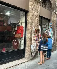 In centro a Siena, negozi in posizione ottima