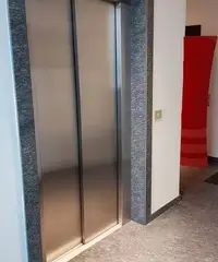 Ufficio in complesso condominiale con posto auto e Ufficio in complesso condominiale con posto auto e