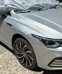 Golf 8 incidentata e incendiata