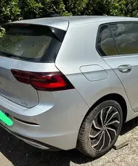 Golf 8 incidentata e incendiata