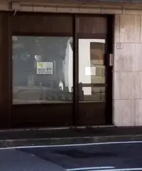 NEGOZIO CON MAGAZZINO SU STRADA PRINCIPALE NEGOZIO CON MAGAZZINO SU STRADA PRINCIPALE