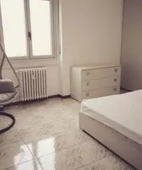 Camera con letto matrimoniale Camera con letto matrimoniale