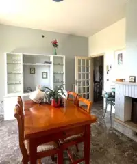 APPARTAMENTO INDIPENDENTE con GARAGE APPARTAMENTO INDIPENDENTE con GARAGE