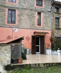 Rustico in sassi ristrutturato con giardino