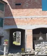 Rustico ampio con 2 appartamenti e giardino Rustico ampio con 2 appartamenti e giardino