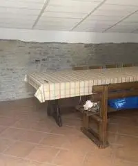 Rustico con accessori e terreno 9 ha