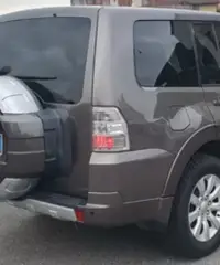 Mitsubishi Pajero 5 porte . 7 posti Mitsubishi Pajero 5 porte . 7 posti