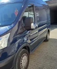 Furgone Ford transit blu notte
