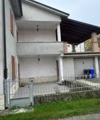 Casa indipendente con doppio garage in centro a Medesano