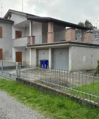 Casa indipendente con doppio garage in centro a Medesano