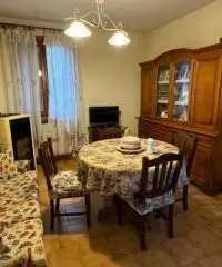 Casa indipendente con doppio garage in centro a Medesano