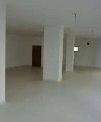 Locali commerciali in pieno centro Locali commerciali in pieno centro