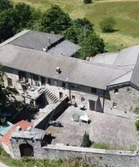 Casale in sassi risalente al 1500 con giardino Casale in sassi risalente al 1500 con giardino