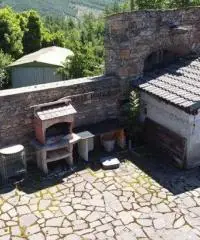 Casale in sassi risalente al 1500 con giardino Casale in sassi risalente al 1500 con giardino