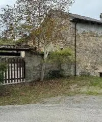 Casale in sassi risalente al 1500 con giardino Casale in sassi risalente al 1500 con giardino