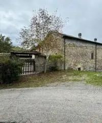 Casale in sassi risalente al 1500 con giardino Casale in sassi risalente al 1500 con giardino