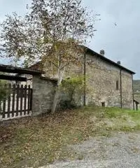 Casale in sassi risalente al 1500 con giardino Casale in sassi risalente al 1500 con giardino