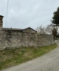 Casale in sassi risalente al 1500 con giardino Casale in sassi risalente al 1500 con giardino