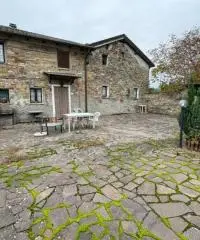 Casale in sassi risalente al 1500 con giardino Casale in sassi risalente al 1500 con giardino