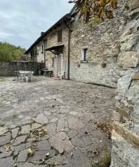 Casale in sassi risalente al 1500 con giardino Casale in sassi risalente al 1500 con giardino