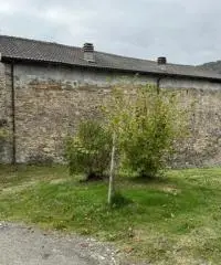 Casale in sassi risalente al 1500 con giardino Casale in sassi risalente al 1500 con giardino