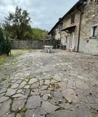 Casale in sassi risalente al 1500 con giardino Casale in sassi risalente al 1500 con giardino