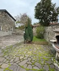 Casale in sassi risalente al 1500 con giardino Casale in sassi risalente al 1500 con giardino