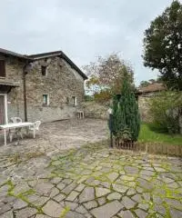 Casale in sassi risalente al 1500 con giardino Casale in sassi risalente al 1500 con giardino