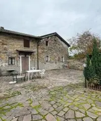 Casale in sassi risalente al 1500 con giardino Casale in sassi risalente al 1500 con giardino