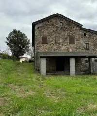 Casale in sassi risalente al 1500 con giardino Casale in sassi risalente al 1500 con giardino