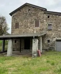 Casale in sassi risalente al 1500 con giardino Casale in sassi risalente al 1500 con giardino